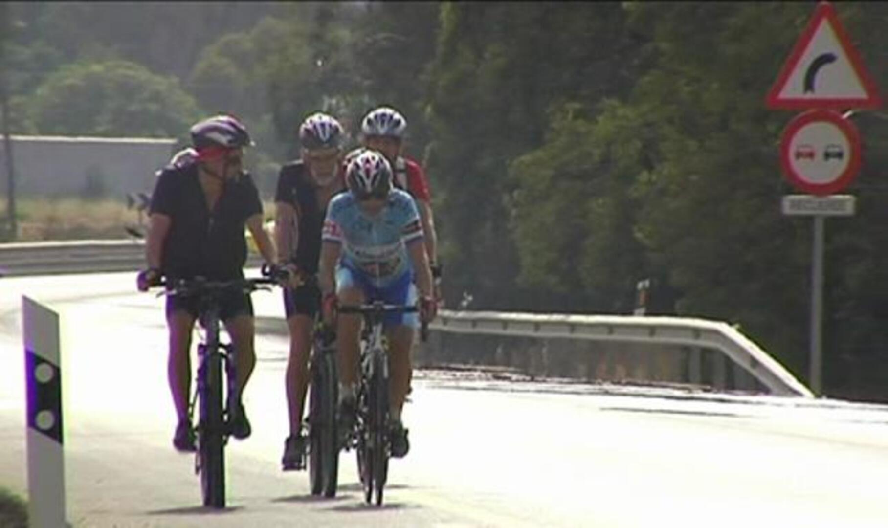 Centenares de personas protestan por la futura urbanización de la playa de Valdevaqueros