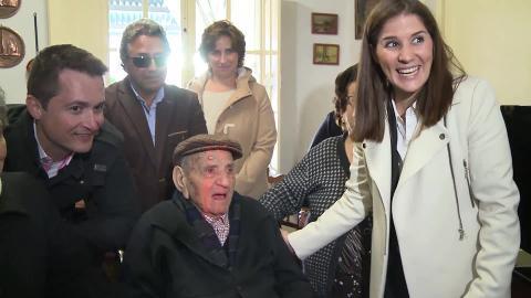 Francisco Núñez Olivera (c), el tercer hombre con más edad del mundo y el veterano de guerra español más longevo de la historia de España, en su 112 cumpleaños.