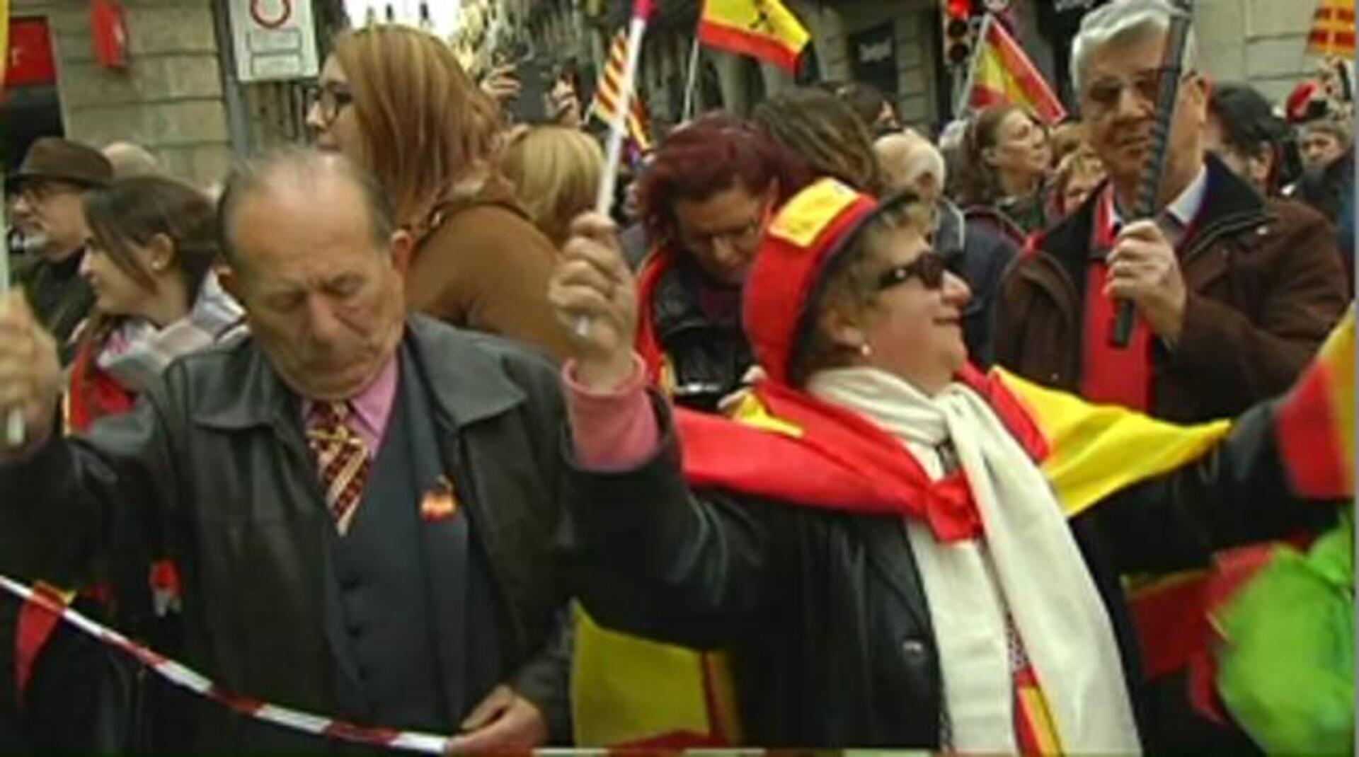Los manifestantes lucieron pancartas en contra del proceso independentista