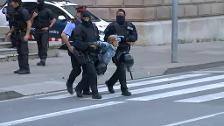 Los Mossos d'Esquadra desalojan a un centenar de miembros de CDR encadenados frente al Tribunal Superior de Justicia de Cataluña