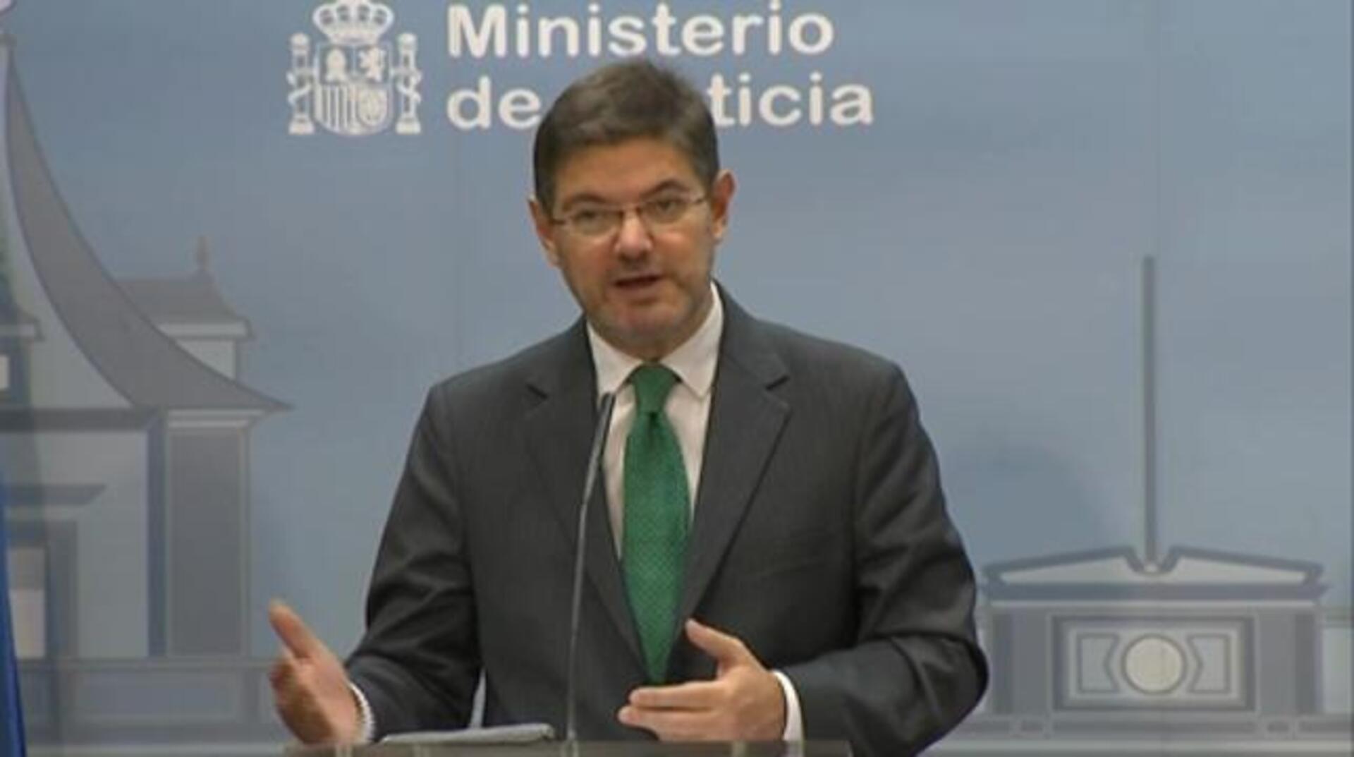 El Ministro de Justicia en funciones, Rafael Catalá (d), recibiendo a los padres de Marta del Castillo