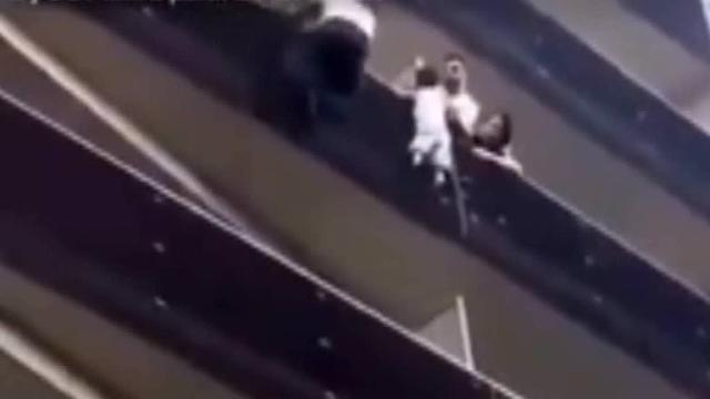 Polémica en Francia por conceder la nacionalidad al héroe escalador