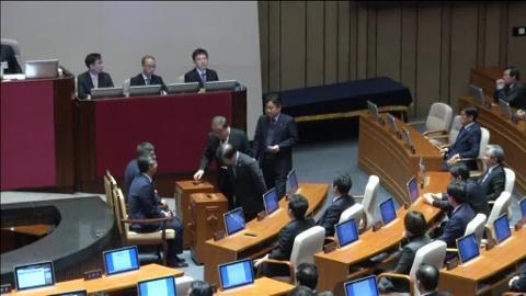 Una multitud protesta ante la Asamblea Nacional en Seúl este 9 de diciembre de 2016 para exigir la destitución de la presidenta