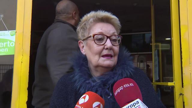 Los servicios funerarios, sacando el cuerpo sin vida de la víctima