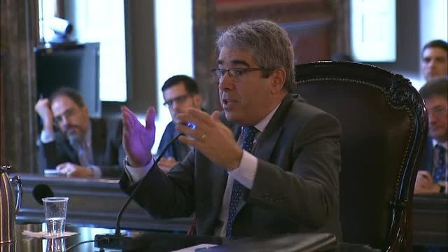 Dirigentes soberanistas cantan el himno de Cataluña delante de una urna de cartón