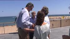 Pablo Casado pasea por La Barceloneta con su equipo