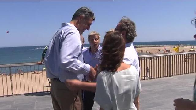 Pablo Casado pasea por La Barceloneta con su equipo