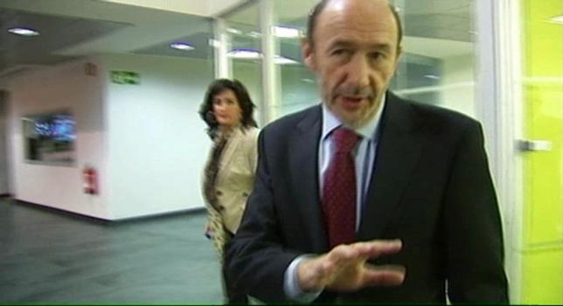 Rubalcaba, contento con la caricatura de Mota: «Me "cazó" como pasiego y en eso de buscar dinero en las rendijas»