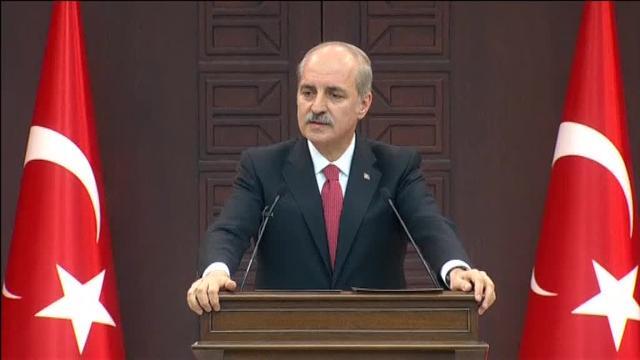 El candidato ultraderechista Geert Wilders (i) y el primer ministro holandés, Mark Rutte, durante un debate electoral este lunes en Róterdam