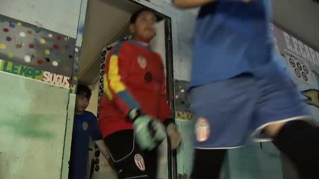 &#039;El Langui&#039; pide al Ayuntamiento de Madrid un campo digno para el equipo de su barrio