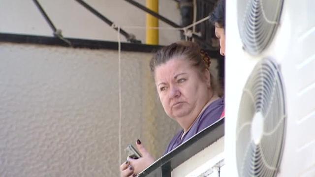 Los servicios funerarios retiran, ayer, los cadáveres