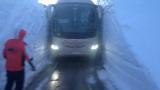 La pericia del conductor logra sacar a un autobús entre dos muros de nieve