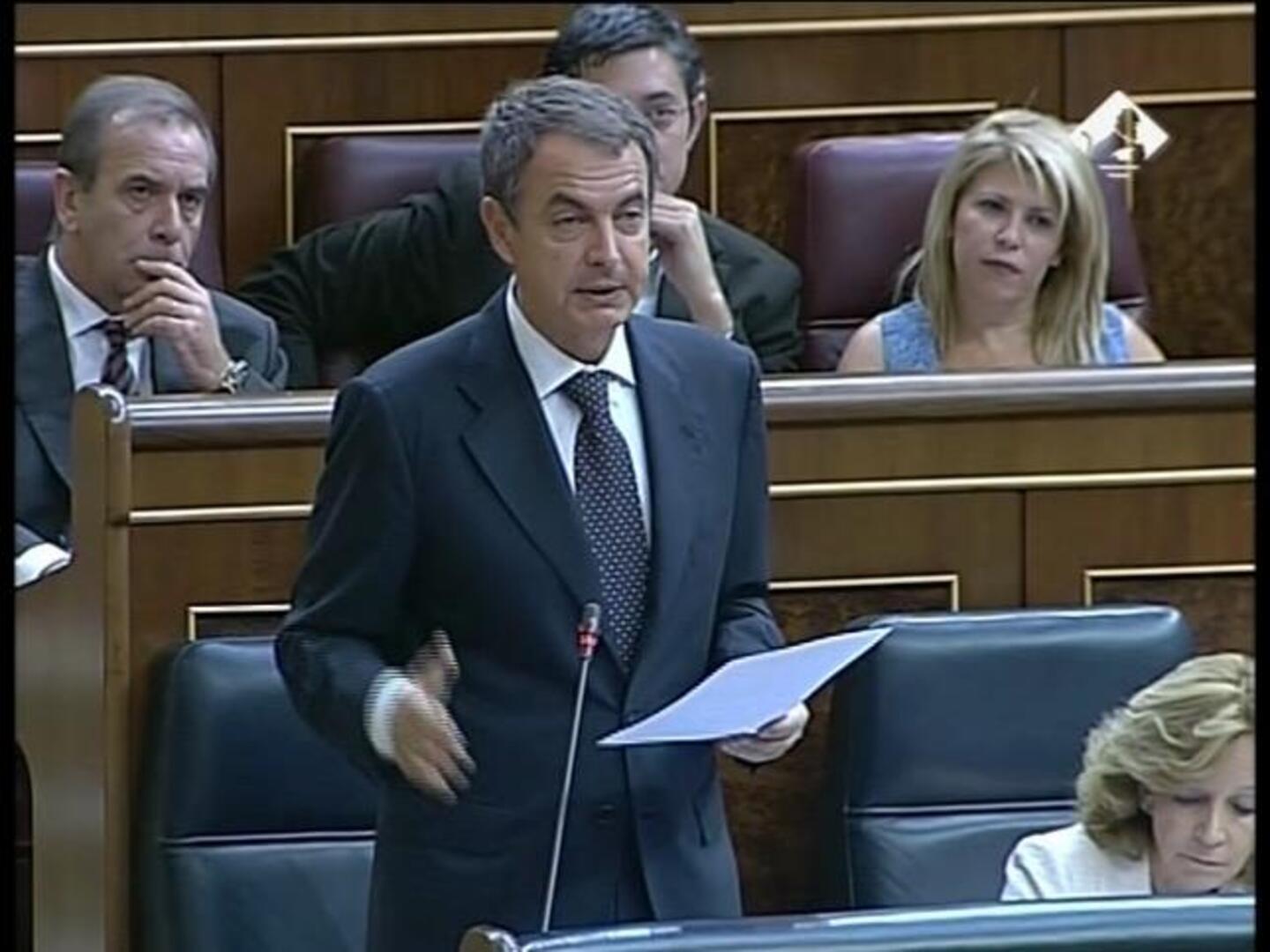 Zapatero aún cree en una «leve recuperación» este año