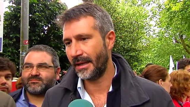 Multitudinaria protesta en Santiago contra la apertura de una mina de cobre en Touro