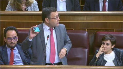 Rufián visualiza un vídeo que le enseñan los socialistas