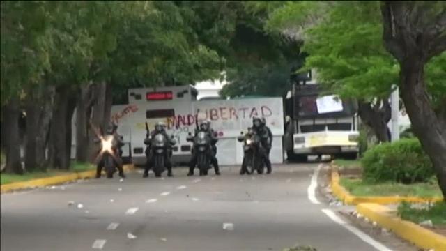 Manifestantes opositores se enfrentan a la Guardia Nacional Bolivariana (GNB) el pasado miércoles 3 de mayo de 2017, en Caracas (Venezuela)