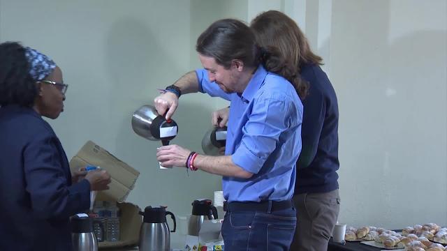 La portavoz de Unidos Podemos en el Congreso, Irene Montero, conversa con el líder de su formación, Pablo Iglesias, durante el Pleno del Congreso de los Diputados celebrado este martes