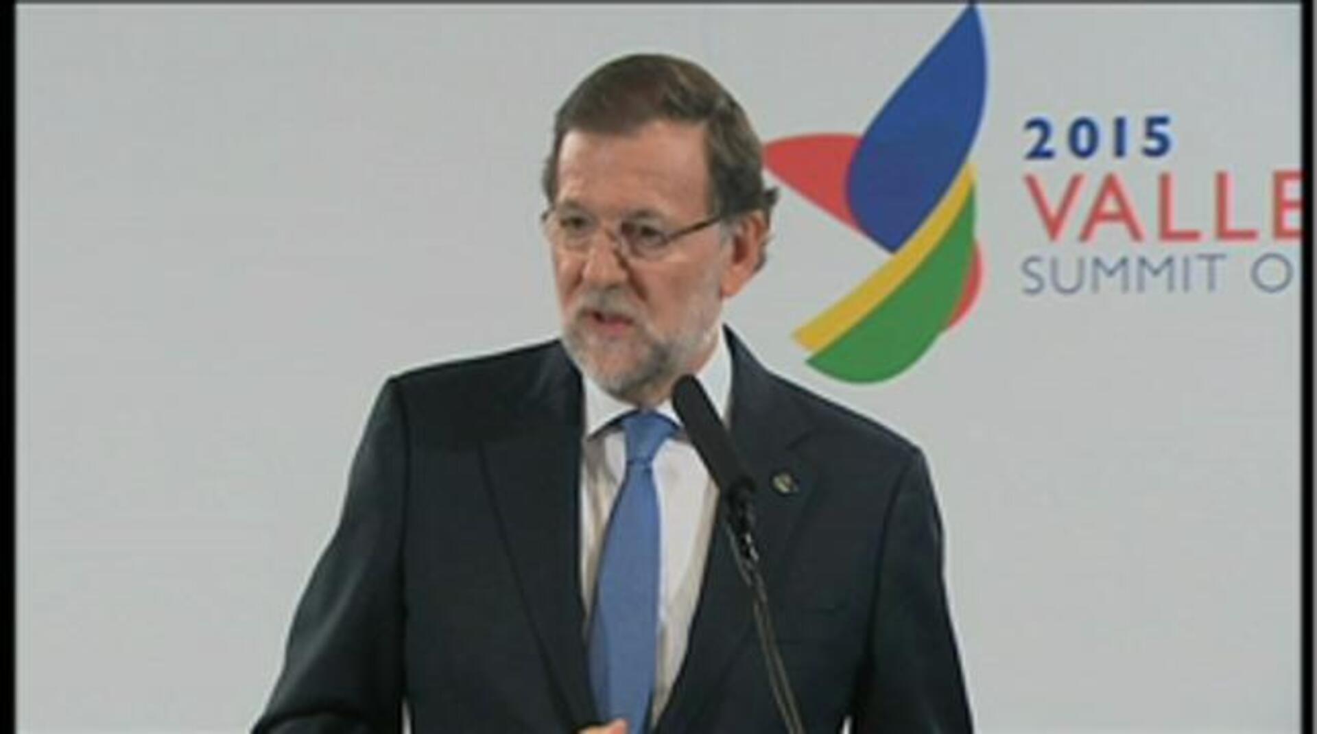 Rajoy saluda al ministro de Asuntos Exteriores de Togo, Robert Dussey, en la cumbre de Malta