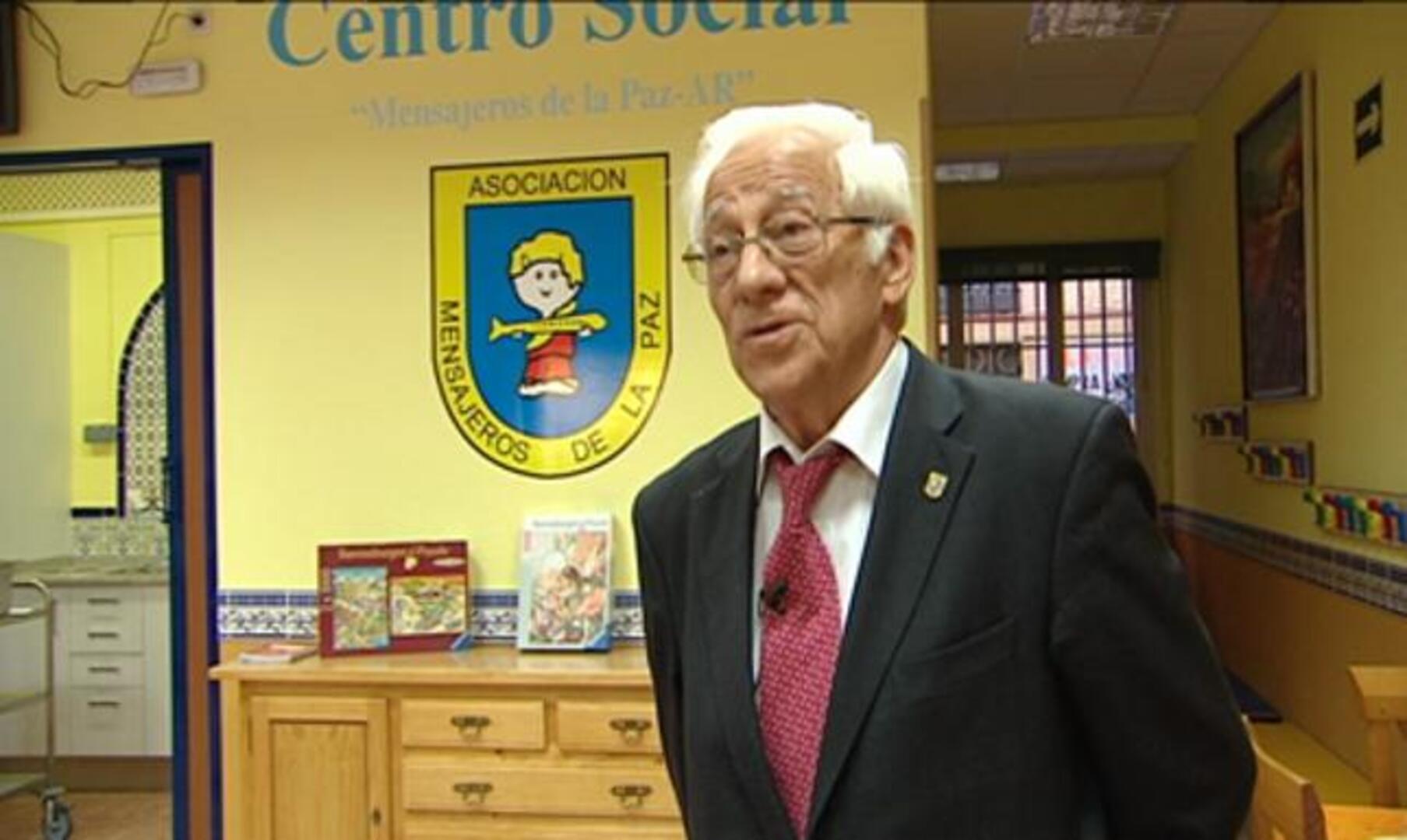 El padre Ángel convierte su oficina en un comedor social