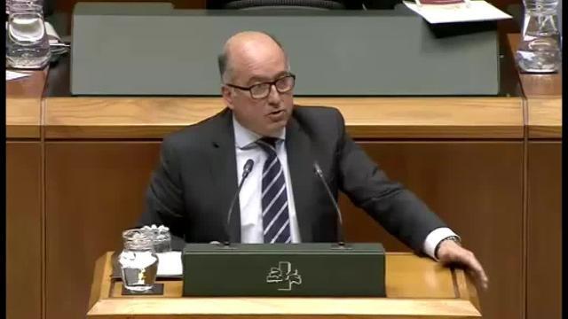 Un diputado de EH Bildu llama &quot;nazis&quot; y &quot;asquerosos&quot; a los representantes de la Policía y Guardia Civil presentes en el hemiciclo