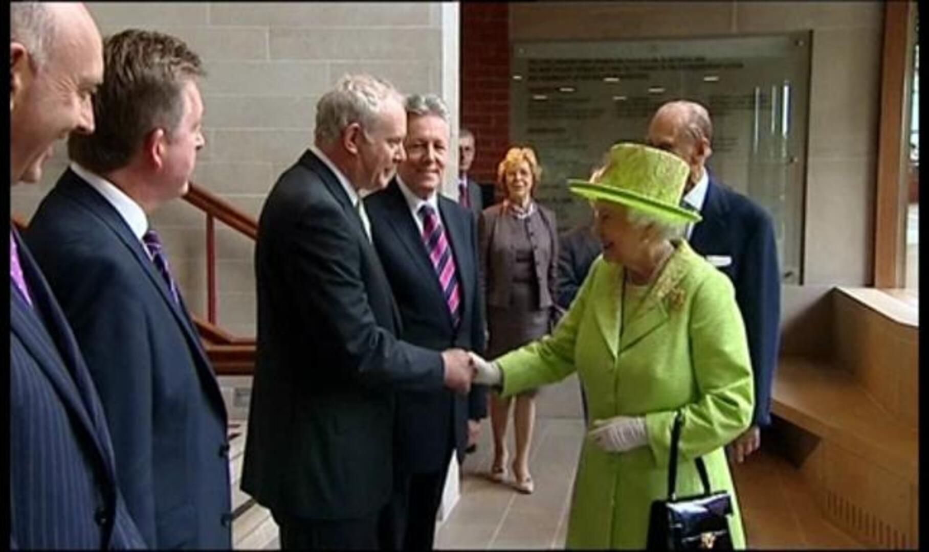 Histórico apretón de manos entre la reina Isabel II y el exdirigente del IRA Martin McGuinness