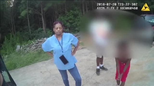 La policía inmoviliza a un menor en un pueblo del sur de Estados Unidos