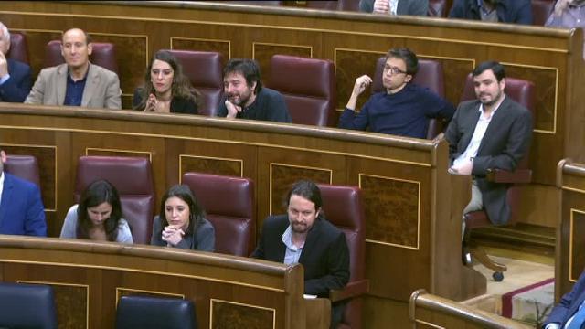 Pablo Iglesias e Irene Montero, ayer en sus escaños en el Congreso de los Diputados