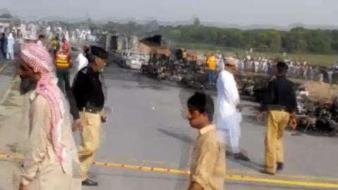 Imagen del camión cisterna, cuya explosión a causado 14o muertos
