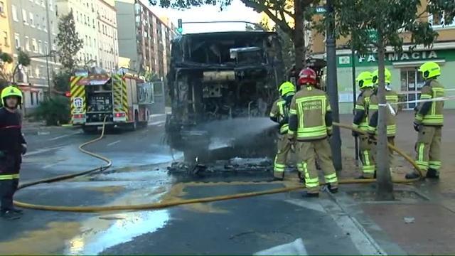 Imagen del incendio del autobús de la EMT en Valencia