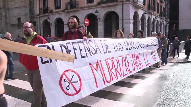 Escenifican un “Vía Crucis” para protestar por los recortes sociales