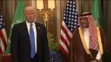 El (in)congruente repetido atuendo de Melania Trump en Arabia Saudí