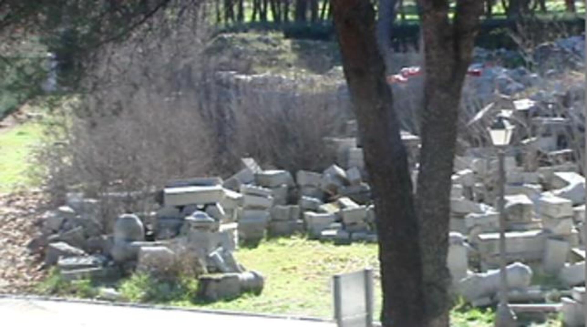 Acceso al cementerio parroquial de Carabanchel Bajo, con la placa recolocada a la derecha