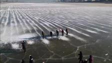 Los enormes bloques de hielo que extraen en China para el Festival Internacional de Escultura de Hielo