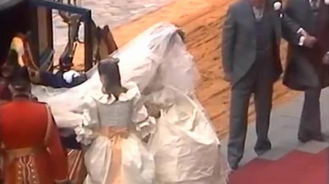 Diana de Gales, con el Príncipe Harry en brazos, en el Palacio de Marivent en 1988. | Vídeo: 20 años sin Lady Di, la princesa que se convirtió en leyenda