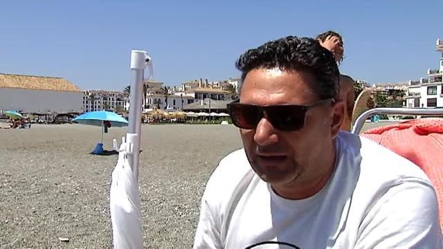 Espectacular persecución policial a una narcolancha en plena playa de Manilva