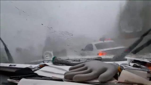 Un tornado sorprende en Arkansas a un grupo de vehículos que viajaban por carretera