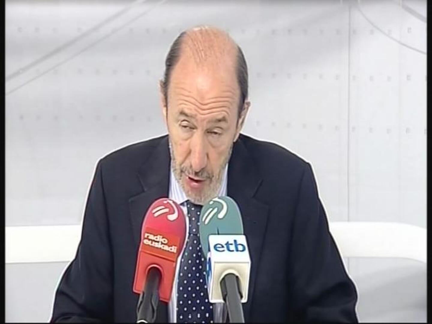 Rubalcaba cree que Bildu ha pasado de  ser «enérgico con ETA a complaciente»