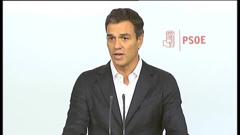 Mariano Rajoy y Pedro Sánchez, en su último encuentro en el Congreso. | Vídeo: Sánchez anuncia la ronda de contactos