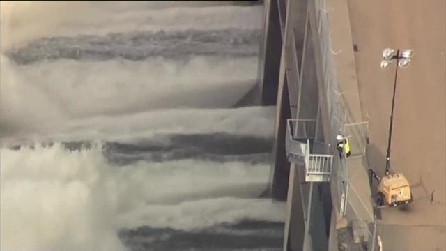 Vídeo: Evacuadas 200.000 personas en el norte de California por peligro de desbordamiento de la presa de Oroville