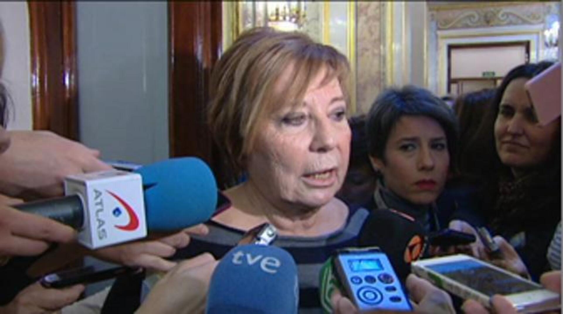 Celia Villalobos saluda a Carolina Bescansa en el Congreso