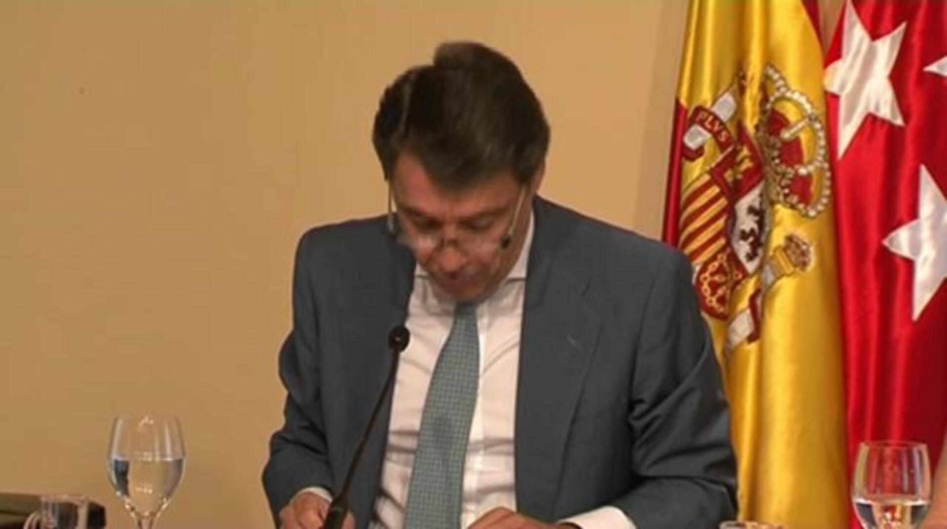 Esperanza Aguirre apoya a la concejal de Los Yébenes en Twitter: «En defensa de tu intimidad»