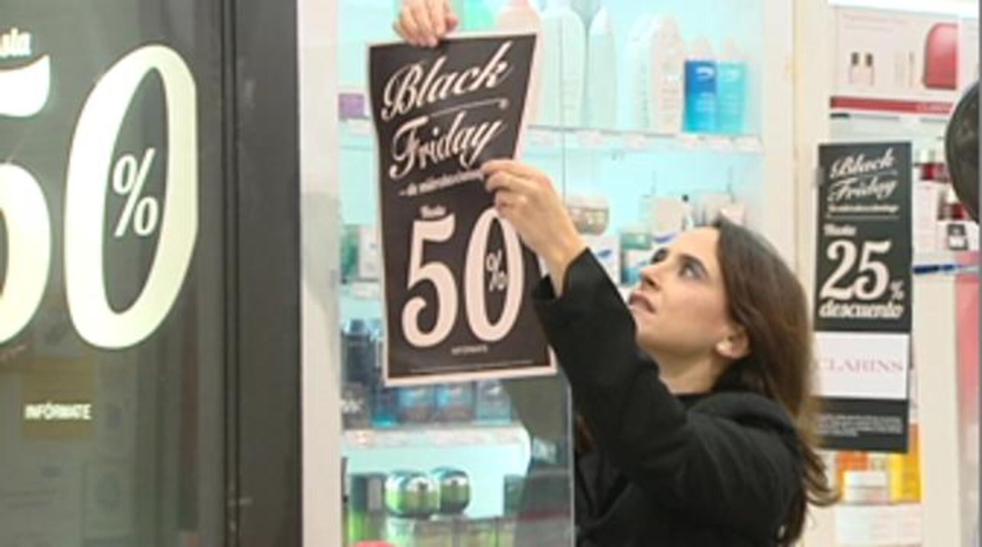 El joven matrimonio Maribel y Gabo quieren comprar un televisor y aprovechar los descuentos del «Black Friday». Juan Antonio Gallego, responsable de la planta de electrónica, les explica las ventajas de comprarlo estos días