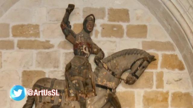 La escultura de San Jorge, tapada con una tela