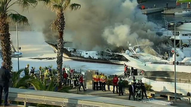 Tareas de extinción en el Port Fórum