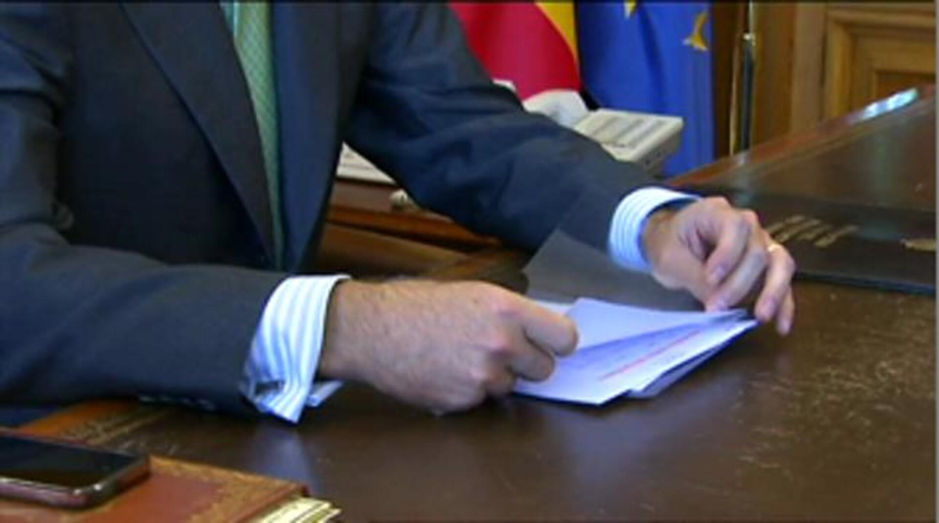 Don Felipe en la puerta de su despacho