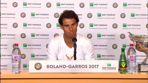 Rafa Nadal escucha el himno español tras ganar su décimo Roland Garros