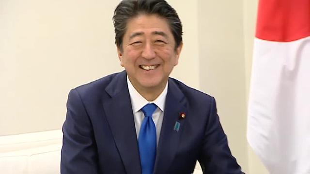 Pedro Sánchez recibe en Moncloa al primer ministro japonés