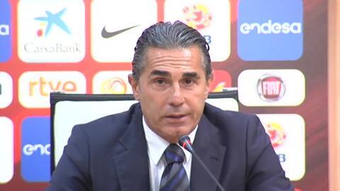 Garbajosa y Scariolo se saludan en presencia de Miguel Cardenal