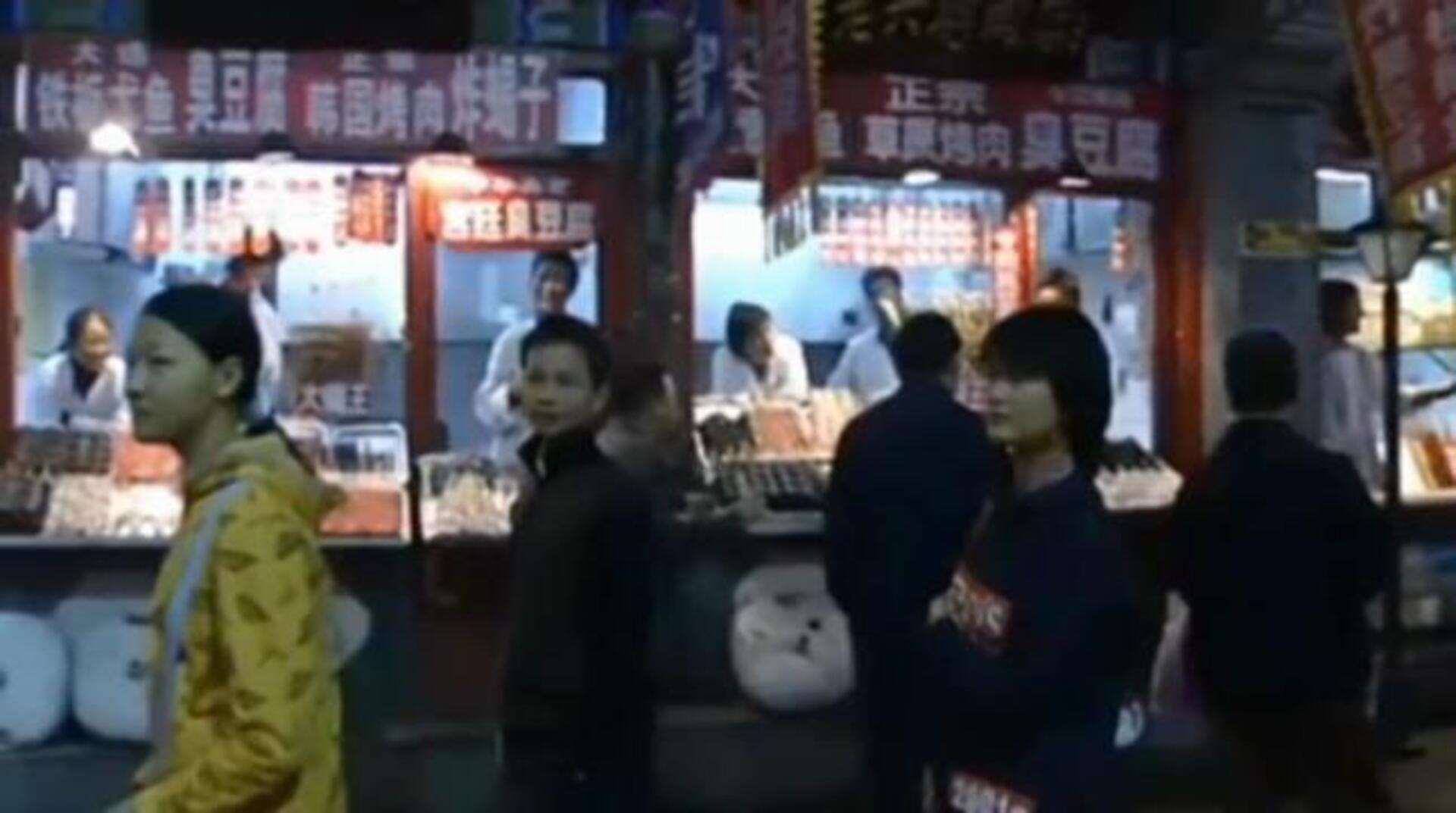 Un operario chino trabaja en una fábrica de coches eléctricos en Pekín