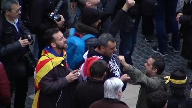 Miles de personas se manifiestan en Cataluña contra las detenciones de los CDR